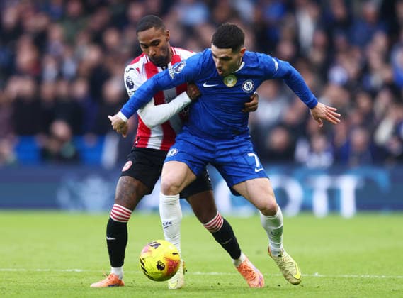 Chelsea v Brentford, English Premier League, Stamford Bridge, London, UK - 17 01 2026 Pedro Neto of Chelsea shields the ball from Rico Henry of Brentford during the Premier League game at Stamford Bridge London Stamford Bridge London GBR, UK NEWSPAPERS OUT Copyright: xMarkxGreenwoodx