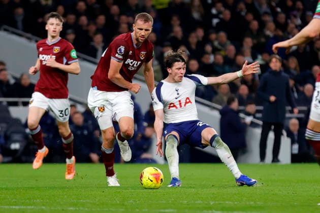 Tottenham Hotspur v West Ham, London, UK - 17 Jan 2026 TomaÅ¡ SouÄek of West Ham United fouls Connor Gallagher of Tottenham Hotspur during the Premier League match between Tottenham and West Ham at the Tottenham Hotspur Stadium, Tottenham, London on 17 January 2026. London Tottenham Hotspur Stadium London GBR Copyright: xTomxCusden PPAUKx PPA-240827