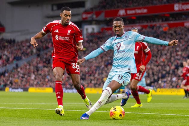 Football - FA Premier League - Liverpool FC v Burnley FC LIVERPOOL, ENGLAND - Saturday, January 17, 2026: Liverpool s Ryan Gravenberch (L) and Burnley s Jaidon Anthony during the FA Premier League match between Liverpool FC and Burnley FC at Anfield. (Photo by David Rawcliffe Propaganda) LIVERPOOL Anfield MERSEYSIDE ENGLAND  Copyright: xDavidxRawcliffex P2026-01-17-Liverpool_Burnley-101