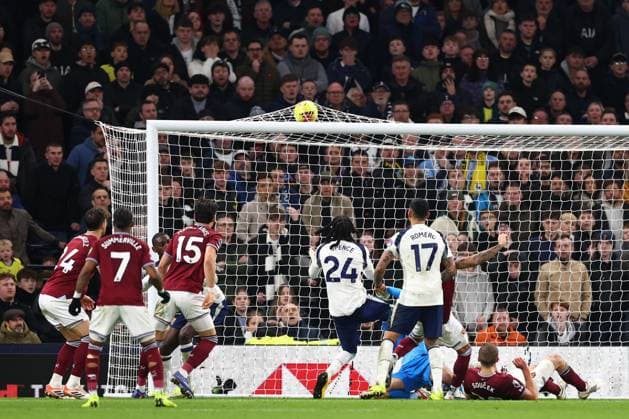 Callum Wilson of West Ham United scoring a goal (1-2) Tottenham Hotspur v West Ham United, Premier League, Football, Tottenham Hotspur Stadium, London, UK - 17 Jan 2026London Tottenham Hotspur Stadium United Kingdom EDITORIAL USE ONLY No use with unauthorised audio, video, data, fixture lists, club league logos or live services. Online in-match use limited to 120 images, no video emulation. No use in betting, games or single club league player publications. Copyright: xSimonxDael Shutterstockx 16348134bj