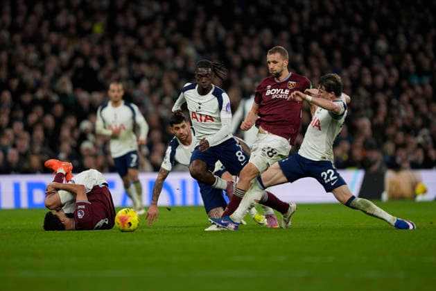 Tottenham Hotspur v West Ham United, Premier League Tottenham Hotspur midfielder Conor Gallagher (22) beats West Ham United midfielder Tomas Soucek (28) to the ball during the Premier League match between Tottenham Hotspur and West Ham United at Tottenham Hotspur Stadium, London, UK on 17 January 2026. London Tottenham Hotspur Stadium London UK Editorial use only DataCo restrictions apply See www.football-dataco.com , Copyright: xStephenxFlynnx PSI-23578-0105