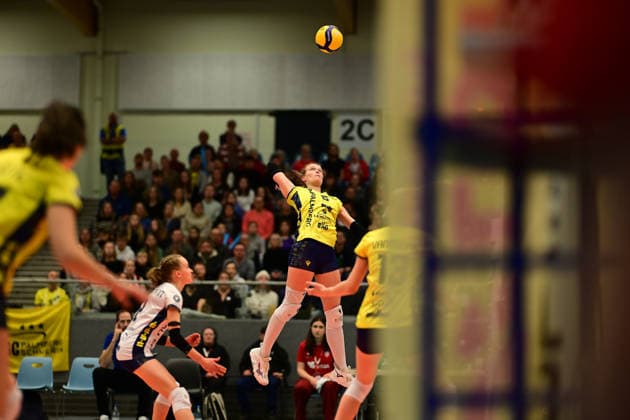 Volleyball I Frauen I Saison 2025-2026 I Bundesliga I 12. Spieltag I ETV Hamburger Volksbank Volleys - SSC Palmberg Schwerin I 17.01.2026 Schlag Iris Vos (6, SSC Palmberg Schwerin) Hamburg CU-Arena Hamburg Deutschland Copyright: xLobeca FelixxSchlikisx