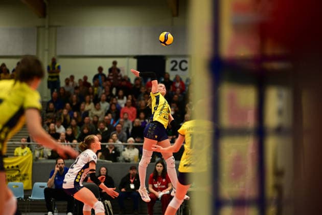 Volleyball I Frauen I Saison 2025-2026 I Bundesliga I 12. Spieltag I ETV Hamburger Volksbank Volleys - SSC Palmberg Schwerin I 17.01.2026 Schlag Iris Vos (6, SSC Palmberg Schwerin) Hamburg CU-Arena Hamburg Deutschland Copyright: xLobeca FelixxSchlikisx