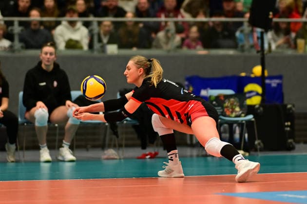 Volleyball I Frauen I Saison 2025-2026 I Bundesliga I 12. Spieltag I ETV Hamburger Volksbank Volleys - SSC Palmberg Schwerin I 17.01.2026 Rettungsaktion Fiona Dittmann (14, ETV Hamburger Volksbank Volleys) Hamburg CU-Arena Hamburg Deutschland Copyright: xLobeca FelixxSchlikisx