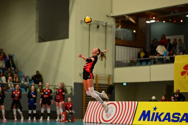 Volleyball I Frauen I Saison 2025-2026 I Bundesliga I 12. Spieltag I ETV Hamburger Volksbank Volleys - SSC Palmberg Schwerin I 17.01.2026 Aufschlag Lina Köster (3, ETV Hamburger Volksbank Volleys) Hamburg CU-Arena Hamburg Deutschland Copyright: xLobeca FelixxSchlikisx