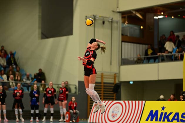 Volleyball I Frauen I Saison 2025-2026 I Bundesliga I 12. Spieltag I ETV Hamburger Volksbank Volleys - SSC Palmberg Schwerin I 17.01.2026 Aufschlag Lina Köster (3, ETV Hamburger Volksbank Volleys) Hamburg CU-Arena Hamburg Deutschland Copyright: xLobeca FelixxSchlikisx