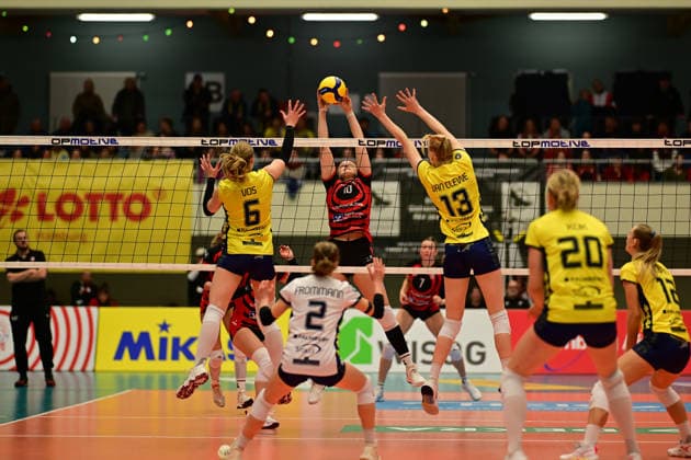 Volleyball I Frauen I Saison 2025-2026 I Bundesliga I 12. Spieltag I ETV Hamburger Volksbank Volleys - SSC Palmberg Schwerin I 17.01.2026 Iris Vos (6, SSC Palmberg Schwerin) Lena Liegert (10, ETV Hamburger Volksbank Volleys) Luisa van Clewe (13, SSC Palmberg Schwerin) Hamburg CU-Arena Hamburg Deutschland Copyright: xLobeca FelixxSchlikisx