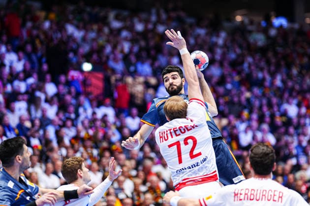 Wurf Tor Imanol Garciandia (Spanien, 18) DEN, Oesterreich vs. Spanien, Handball, EHF Europameisterschaft 2026, Gruppe A, Spieltag 2, 17.01.2026 DEN, Oesterreich vs. Spanien, Handball, EHF Europameisterschaft 2026, Gruppe A, Spieltag 2, 17.01.2026 Herning Copyright: xEibner-Pressefoto MarcelxvonxFehrnx EP_MFN