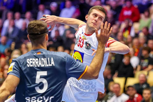 17.01.2026, Handball, Men s EHF EURO 2026, Österreich - Spanien, Jyske Bank Boxen in Herning, Dänemark, Preliminary Round: Antonio Serradilla Cuenca (Espania 05) im Zweikampf gegen Mykola Bilyk (Austria 53) Dänemark