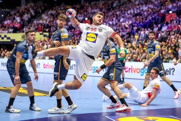 17.01.2026, Handball, Men s EHF EURO 2026, Österreich - Spanien, Jyske Bank Boxen in Herning, Dänemark, Preliminary Round: Tobias Wagner (Austria 55) wirft auf das Tor Dänemark