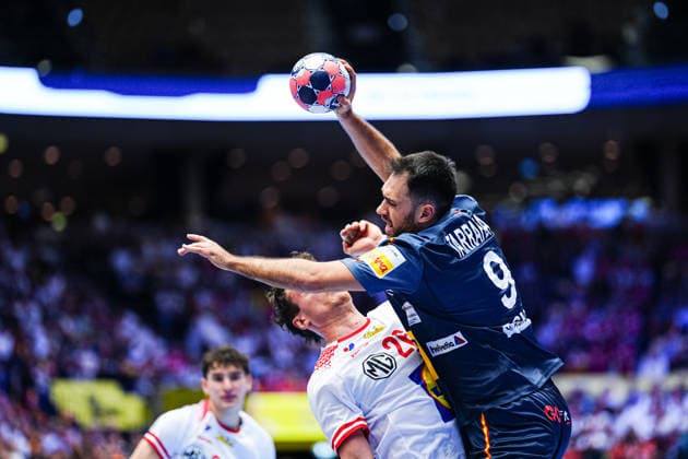 Lukas Herburger (Oesterreich, 26), Ian Tarrafeta (Spanien, 09) DEN, Oesterreich vs. Spanien, Handball, EHF Europameisterschaft 2026, Gruppe A, Spieltag 2, 17.01.2026 DEN, Oesterreich vs. Spanien, Handball, EHF Europameisterschaft 2026, Gruppe A, Spieltag 2, 17.01.2026 Herning Copyright: xEibner-Pressefoto MarcelxvonxFehrnx EP_MFN