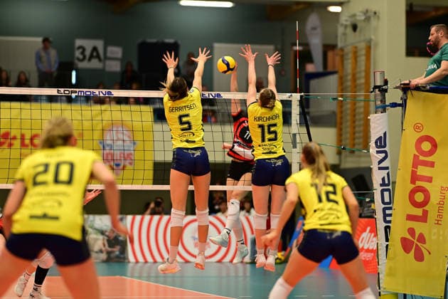 Volleyball I Frauen I Saison 2025-2026 I Bundesliga I 12. Spieltag I ETV Hamburger Volksbank Volleys - SSC Palmberg Schwerin I 17.01.2026 Suus Trees Gerritsen (5, SSC Palmberg Schwerin) Svea Frobel (11, ETV Hamburger Volksbank Volleys) Mia Kirchhoff (15, SSC Palmberg Schwerin) Hamburg CU-Arena Hamburg Deutschland Copyright: xLobeca FelixxSchlikisx