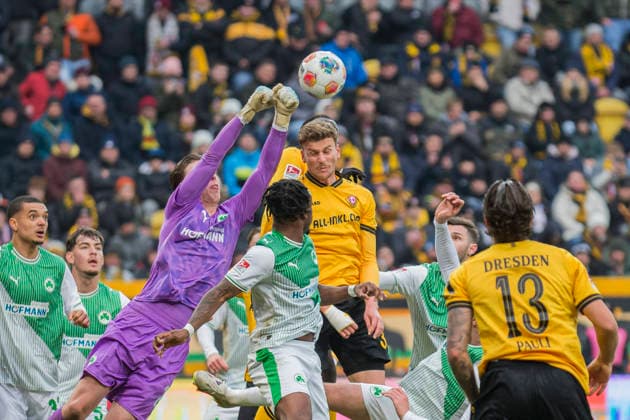 17.01.2026, xomx, Fussball 2.Bundesliga, Dynamo Dresden - SpVgg Greuther Fuerth v.l. Timo Schlieck (SpVgg Greuther Fürth) klaert. (DFL DFB REGULATIONS PROHIBIT ANY USE OF PHOTOGRAPHS as IMAGE SEQUENCES and or QUASI-VIDEO) Dresden