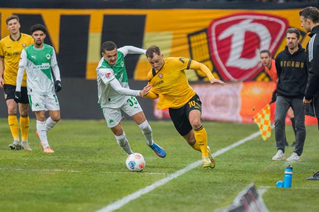 17.01.2026, xomx, Fussball 2.Bundesliga, Dynamo Dresden - SpVgg Greuther Fuerth v.l. Maximilian Dietz (SpVgg Greuther Fürth) und Jakob Lemmer (Dynamo Dresden) im Zweikampf am Ball. (DFL DFB REGULATIONS PROHIBIT ANY USE OF PHOTOGRAPHS as IMAGE SEQUENCES and or QUASI-VIDEO) Dresden
