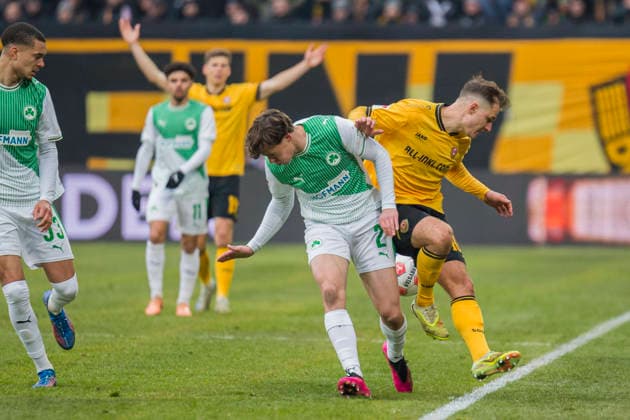 17.01.2026, xomx, Fussball 2.Bundesliga, Dynamo Dresden - SpVgg Greuther Fuerth v.l. Lukas Reich (SpVgg Greuther Fürth) und Jakob Lemmer (Dynamo Dresden) im Zweikampf am Ball. (DFL DFB REGULATIONS PROHIBIT ANY USE OF PHOTOGRAPHS as IMAGE SEQUENCES and or QUASI-VIDEO) Dresden