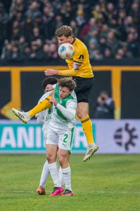 17.01.2026, xomx, Fussball 2.Bundesliga, Dynamo Dresden - SpVgg Greuther Fuerth v.l. Lukas Reich (SpVgg Greuther Fürth) und Christoph Daferner (Dynamo Dresden) im Zweikampf am Ball. (DFL DFB REGULATIONS PROHIBIT ANY USE OF PHOTOGRAPHS as IMAGE SEQUENCES and or QUASI-VIDEO) Dresden