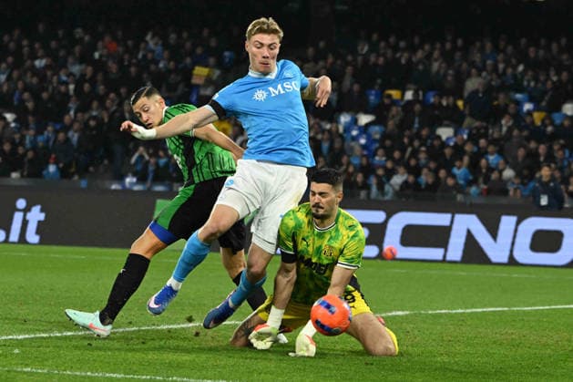 Rasmus Hojlund of SSC Napoli competes for the ball with Arijanet Muric of Sassuolo Calcoio during the Serie A Enelive match between SSC Napoli vs US Sassuolo Calcio at Diego Armando Maradona Stadium  Copyright: xAgostinoxGemito IPAxSportx xipa-agency.netx xx IPA_70209063 IPA_Agency_IPA70209063