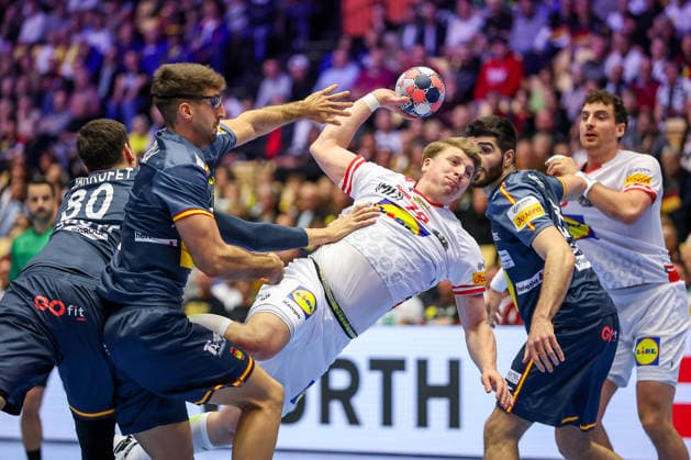 17.01.2026, Handball, Men s EHF EURO 2026, Österreich - Spanien, Jyske Bank Boxen in Herning, Dänemark, Preliminary Round: Lukas Hutecek (Austria 72) im Zweikampf gegen Antonio Serradilla Cuenca (Espania 05) Ian Barrufet Torrebejano (Espania 80) Imanol Garciandia Alustiza (Espania 18) Dänemark