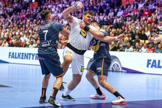 17.01.2026, Handball, Men s EHF EURO 2026, Österreich - Spanien, Jyske Bank Boxen in Herning, Dänemark, Preliminary Round: Tobias Wagner (Austria 55) im Zweikampf gegen Jan Gurri Aregay (Espania 07) Abel Serdio Guntin (Espania 20) Dänemark