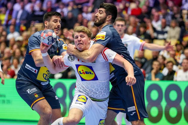 17.01.2026, Handball, Men s EHF EURO 2026, Österreich - Spanien, Jyske Bank Boxen in Herning, Dänemark, Preliminary Round: Zweikampf Lukas Hutecek (Austria 72) wird von Abel Serdio Guntin (Espania 20) Imanol Garciandia Alustiza (Espania 18) am Kreis fest gemacht Dänemark *** 17 01 2026, Handball, Men s EHF EURO 2026, Austria Spain, Jyske Bank Boxing in Herning, Denmark, Preliminary Round duel Lukas Hutecek Austria 72 is pinned by Abel Serdio Guntin Espania 20 Imanol Garciandia Alustiza Espania 18 at the circle Denmark