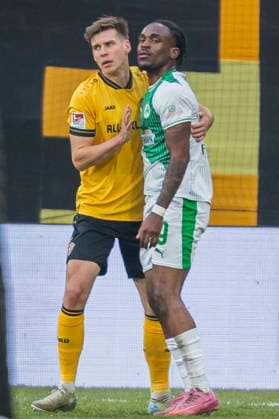 17.01.2026, xomx, Fussball 2.Bundesliga, Dynamo Dresden - SpVgg Greuther Fuerth v.l. Das Spiel ist vorbei. Die Sachsen gewinnen gegen die Mannen aus Franken mit 2:0. Freude Jubel und Trauer. Alexander Rossipal (Dynamo Dresden) hilft Noel Futkeu (SpVgg Greuther Fürth) auf die Beine und troestet ihn. (DFL DFB REGULATIONS PROHIBIT ANY USE OF PHOTOGRAPHS as IMAGE SEQUENCES and or QUASI-VIDEO) Dresden