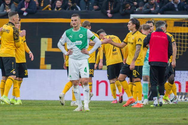 17.01.2026, xomx, Fussball 2.Bundesliga, Dynamo Dresden - SpVgg Greuther Fuerth v.l. Das Spiel ist vorbei. Die Sachsen gewinnen gegen die Mannen aus Franken mit 2:0. Freude Jubel und Trauer. (DFL DFB REGULATIONS PROHIBIT ANY USE OF PHOTOGRAPHS as IMAGE SEQUENCES and or QUASI-VIDEO) Dresden