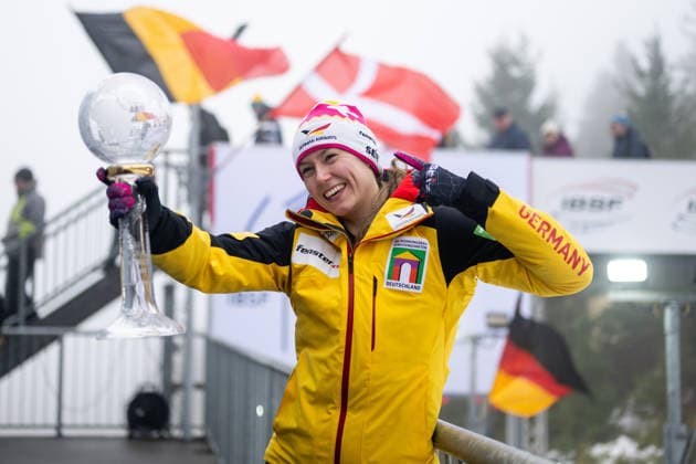 NOLTE Laura (Deutschland) jubelt mit Pokal Kristallkugel ueber den Sieg im Gesamtweltcup, GER, IBSF Bob Weltcup Altenberg, Monobob Frauen, Saison 2025 2026, 17.01.2026 GER, IBSF Bob Weltcup Altenberg, Monobob Frauen, Saison 2025 2026, 17.01.2026 Altenberg *** NOLTE Laura Germany celebrates overall World Cup victory with crystal globe, GER, IBSF Bobsleigh World Cup Altenberg, Monobob Women, 2025 2026 season, 17 01 2026 GER, IBSF Bobsleigh World Cup Altenberg, Monobob Women, 2025 2026 season, 17 01 2026 Altenberg Copyright: xEibner-Pressefoto Memmlerx EP_MMR