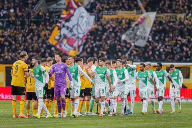 17.01.2026, xomx, Fussball 2.Bundesliga, Dynamo Dresden - SpVgg Greuther Fuerth v.l. Abklatschen nach dem Einlauf beider Mannschaften (DFL DFB REGULATIONS PROHIBIT ANY USE OF PHOTOGRAPHS as IMAGE SEQUENCES and or QUASI-VIDEO) Dresden