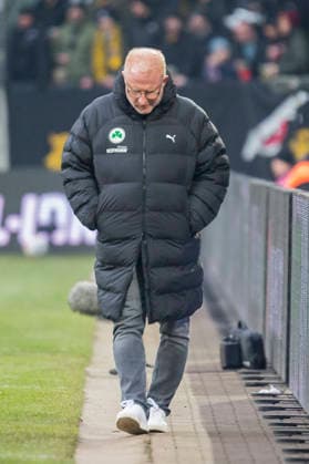 17.01.2026, xomx, Fussball 2.Bundesliga, Dynamo Dresden - SpVgg Greuther Fuerth v.l. Heiko Vogel (SpVgg Greuther Fürth Trainer). Einzelbild, Freisteller, . Laesst den kopf haengen (DFL DFB REGULATIONS PROHIBIT ANY USE OF PHOTOGRAPHS as IMAGE SEQUENCES and or QUASI-VIDEO) Dresden