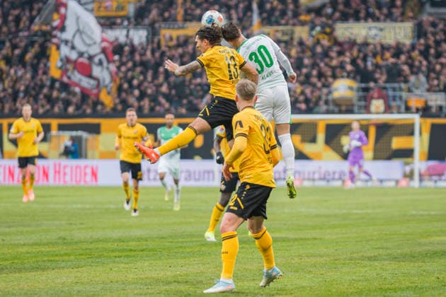 17.01.2026, xomx, Fussball 2.Bundesliga, Dynamo Dresden - SpVgg Greuther Fuerth v.l. Julian Andreas Pauli (Dynamo Dresden) und Felix Klaus (SpVgg Greuther Fürth) mit dem Kopf am Ball. Kopfball. (DFL DFB REGULATIONS PROHIBIT ANY USE OF PHOTOGRAPHS as IMAGE SEQUENCES and or QUASI-VIDEO) Dresden