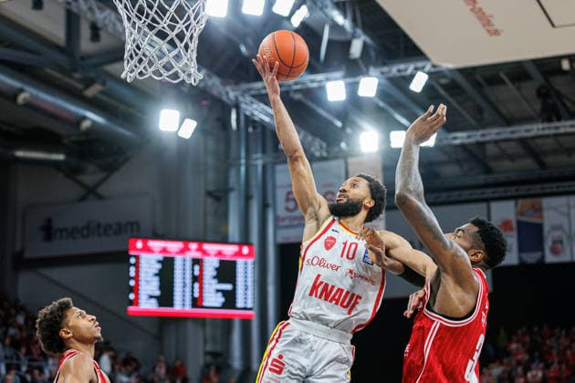 Davion Mintz (Fit One Wuerzburg Baskets, 10), Ejiofor Onu (BMA365 Bamberg Baskets, 35), Davion Mintz (Fit One Wuerzburg Baskets, 10), Ejiofor Onu (BMA365 Bamberg Baskets, 35), BMA365 Bamberg Baskets vs. Fitness First Wuerzburg Baskets, Basketball, easyCredit BBL, 16. Spieltag, 17.01.2026 BMA365 Bamberg Baskets vs. Fitness First Wuerzburg Baskets, Basketball, easyCredit BBL, 16. Spieltag, 17.01.2026 Bamberg Copyright: xEibner-Pressefoto G.xSantemizx EP_EER