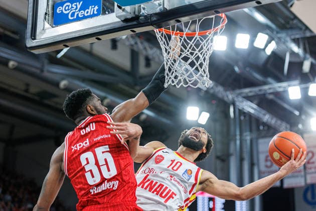 Ejiofor Onu (BMA365 Bamberg Baskets, 35), Davion Mintz (Fit One Wuerzburg Baskets, 10), BMA365 Bamberg Baskets vs. Fitness First Wuerzburg Baskets, Basketball, easyCredit BBL, 16. Spieltag, 17.01.2026 BMA365 Bamberg Baskets vs. Fitness First Wuerzburg Baskets, Basketball, easyCredit BBL, 16. Spieltag, 17.01.2026 Bamberg Copyright: xEibner-Pressefoto G.xSantemizx EP_EER