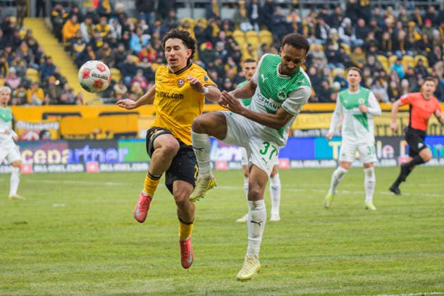 17.01.2026, xomx, Fussball 2.Bundesliga, Dynamo Dresden - SpVgg Greuther Fuerth v.l. Jason Ceka (Dynamo Dresden) und Julian Green (SpVgg Greuther Fürth) im Zweikampf am Ball. Beide gehen verletzt zu Boden. (DFL DFB REGULATIONS PROHIBIT ANY USE OF PHOTOGRAPHS as IMAGE SEQUENCES and or QUASI-VIDEO) Dresden