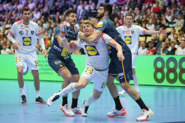 Österreich - Spanien, Men s EHF EM 2026 Abel Serdio Guntin (Spanien, 20) und Imanol Garciandia Alustiza (Spanien, 18) stoppen Lukas Hutecek (Österreich, 72). Handball EHF Europameisterschaft, Länderspiel zwischen Österreich und Spanien am 17. Januar 2026 in Herning (Dänemark)., Herning Dänemark Jyske Bank Boxen