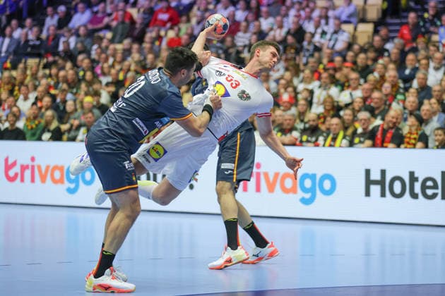 Österreich - Spanien, Men s EHF EM 2026 Nikola Bilyk (Österreich, 53) gegen Abel Serdio Guntin (Spanien, 20). Handball EHF Europameisterschaft, Länderspiel zwischen Österreich und Spanien am 17. Januar 2026 in Herning (Dänemark)., Herning Dänemark Jyske Bank Boxen
