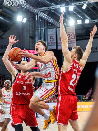 Daniel Keppeler (BMA365 Bamberg Baskets, 31), Brae Ivey (Fit One Wuerzburg Baskets, 11), Moritz Krimmer (BMA365 Bamberg Baskets, 27), BMA365 Bamberg Baskets vs. Fitness First Wuerzburg Baskets, Basketball, easyCredit BBL, 16. Spieltag, 17.01.2026 BMA365 Bamberg Baskets vs. Fitness First Wuerzburg Baskets, Basketball, easyCredit BBL, 16. Spieltag, 17.01.2026 Bamberg Copyright: xEibner-Pressefoto G.xSantemizx EP_EER