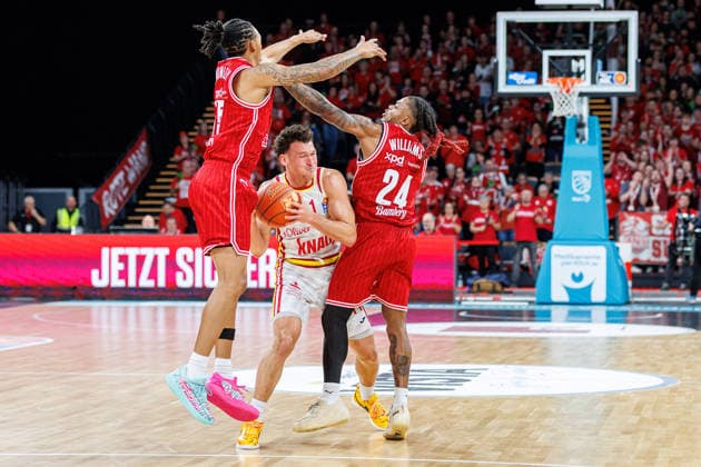 Austin Crowley (BMA365 Bamberg Baskets, 85), Brae Ivey (Fit One Wuerzburg Baskets, 11), Cobe Williams (BMA365 Bamberg Baskets, 24), BMA365 Bamberg Baskets vs. Fitness First Wuerzburg Baskets, Basketball, easyCredit BBL, 16. Spieltag, 17.01.2026 BMA365 Bamberg Baskets vs. Fitness First Wuerzburg Baskets, Basketball, easyCredit BBL, 16. Spieltag, 17.01.2026 Bamberg Copyright: xEibner-Pressefoto G.xSantemizx EP_EER
