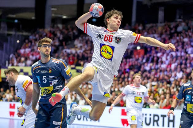 17.01.2026, Handball, Men s EHF EURO 2026, Österreich - Spanien, Jyske Bank Boxen in Herning, Dänemark, Preliminary Round: Elias Kofler (Austria 66) im Zweikampf gegen Antonio Serradilla Cuenca (Espania 05) Dänemark
