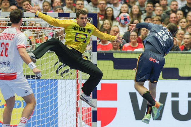 Österreich - Spanien, Men s EHF EM 2026 Aleix Gomez Abello (Spanien, 28) wirft gegen Torwart Constantin Möstl (Österreich, 98). Handball EHF Europameisterschaft, Länderspiel zwischen Österreich und Spanien am 17. Januar 2026 in Herning (Dänemark)., Herning Dänemark Jyske Bank Boxen