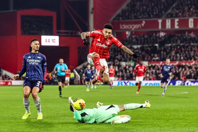 Premier League Nottingham Forest vs Arsenal Igor Jesus of Nottingham Forest breaks past Arsenal goalkeeper David Raya during the Premier League match Nottingham Forest vs Arsenal at City Ground, Nottingham, United Kingdom, 17th January 2026 (Photo by Alfie Cosgrove News Images) Nottingham City Ground Nottinghamshire United Kingdom Copyright: xAlfiexCosgrove NewsxImagesx