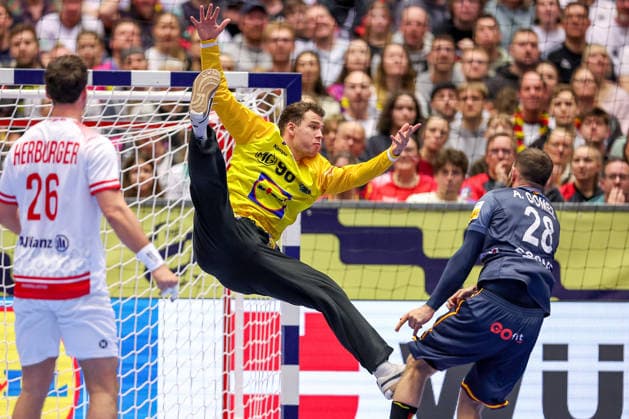 17.01.2026, Handball, Men s EHF EURO 2026, Österreich - Spanien, Jyske Bank Boxen in Herning, Dänemark, Preliminary Round: Constantin Möstl (Austria 98) im Zweikampf gegen Aleix Gomez Abello (Espania 28) Dänemark