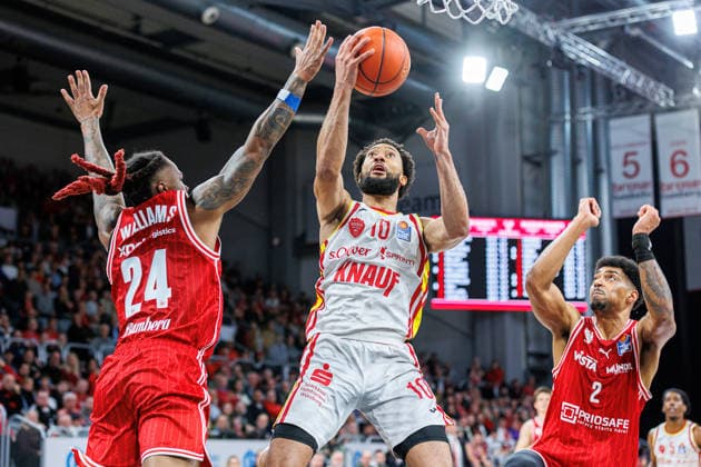 Cobe Williams (BMA365 Bamberg Baskets, 24), Davion Mintz (Fit One Wuerzburg Baskets, 10), Ibi Watson (BMA365 Bamberg Baskets, 02), BMA365 Bamberg Baskets vs. Fitness First Wuerzburg Baskets, Basketball, easyCredit BBL, 16. Spieltag, 17.01.2026 BMA365 Bamberg Baskets vs. Fitness First Wuerzburg Baskets, Basketball, easyCredit BBL, 16. Spieltag, 17.01.2026 Bamberg Copyright: xEibner-Pressefoto G.xSantemizx EP_EER