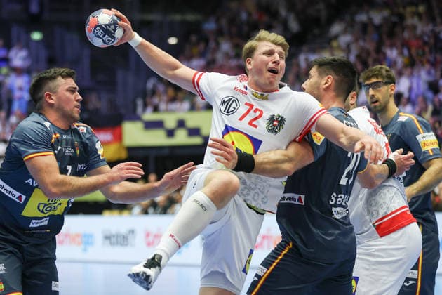 Österreich - Spanien, Men s EHF EM 2026 Lukas Hutecek (Österreich, 72) gegen Abel Serdio Guntin (Spanien, 20). Handball EHF Europameisterschaft, Länderspiel zwischen Österreich und Spanien am 17. Januar 2026 in Herning (Dänemark)., Herning Dänemark Jyske Bank Boxen