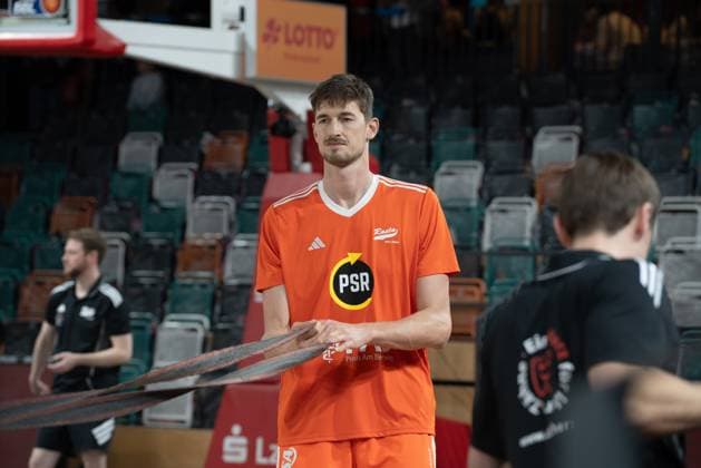 Tibor Pleiss (Rasta Vechta) beim Aufwärmen vor dem Spiel am 16. Spieltag der EasyCredit BBL in Vechta. Tibor Pleiss (Rasta Vechta) beim Aufwärmen vor dem Spiel