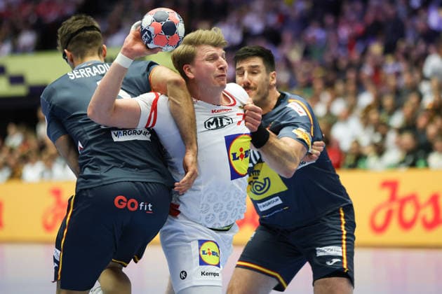 Österreich - Spanien, Men s EHF EM 2026 Lukas Hutecek (Österreich, 72) wird von Antonio Serradilla Cuenca (Spanien, 5) und Abel Serdio Guntin (Spanien, 20) gestoppt. Handball EHF Europameisterschaft, Länderspiel zwischen Österreich und Spanien am 17. Januar 2026 in Herning (Dänemark)., Herning Dänemark Jyske Bank Boxen