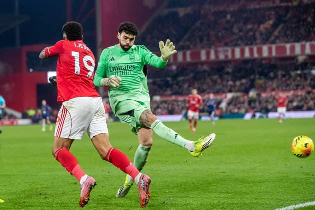 Nottingham Forest v Arsenal, Premier League Arsenal goalkeeper David Raya (1) out of area to kick ball out for throw-in during the Premier League match between Nottingham Forest and Arsenal at the City Ground, Nottingham, UK on 17 January 2026. Nottingham City Ground Nottinghamshire UK Editorial use only DataCo restrictions apply See www.football-dataco.com , Copyright: xManjitxNarotrax PSI-23577-0058