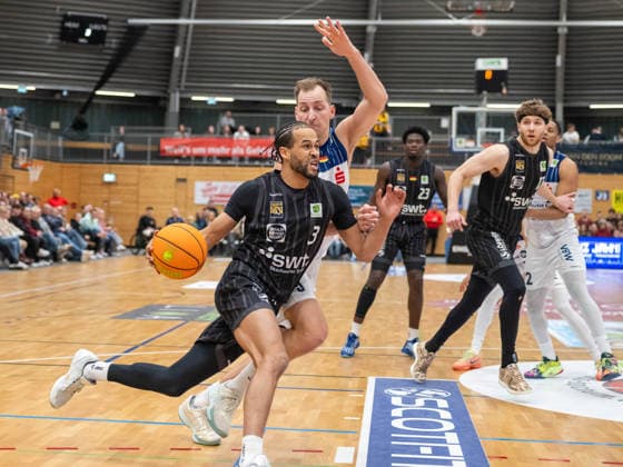 Zweikampf zwischen Miles Tention (Tigers Tuebingen, 03) und Jonas Grof (VfL SparkassenStars Bochum, 9). VfL SparkassenStars Bochum vs. Tigers Tuebingen, Basketball, Barmer 2. Basketballbundesliga, 18. Spieltag, Saison 2025 2026, 17.01.2026 VfL Bochum vs. Tigers Tuebingen, Basketball, Barmer 2. Basketballbundesliga, Pro A, 18. Spieltag, Saison 2025 2026, 17.01.2026 Bochum Copyright: xEibner-Pressefoto ThomasxHaeslerx EP_THR