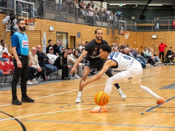Zweikampf zwischen Miles Tention (Tigers Tuebingen, 03) und Myreon Lamar James JR (VfL SparkassenStars Bochum, 00). VfL SparkassenStars Bochum vs. Tigers Tuebingen, Basketball, Barmer 2. Basketballbundesliga, 18. Spieltag, Saison 2025 2026, 17.01.2026 VfL Bochum vs. Tigers Tuebingen, Basketball, Barmer 2. Basketballbundesliga, Pro A, 18. Spieltag, Saison 2025 2026, 17.01.2026 Bochum Copyright: xEibner-Pressefoto ThomasxHaeslerx EP_THR
