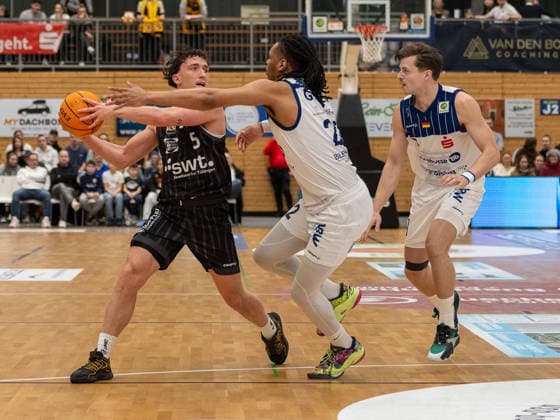 Zweikampf zwischen Kaya Bayram (Tigers Tuebingen, 05) und Malek Green (VfL SparkassenStars Bochum, 22). VfL SparkassenStars Bochum vs. Tigers Tuebingen, Basketball, Barmer 2. Basketballbundesliga, 18. Spieltag, Saison 2025 2026, 17.01.2026 VfL Bochum vs. Tigers Tuebingen, Basketball, Barmer 2. Basketballbundesliga, Pro A, 18. Spieltag, Saison 2025 2026, 17.01.2026 Bochum Copyright: xEibner-Pressefoto ThomasxHaeslerx EP_THR