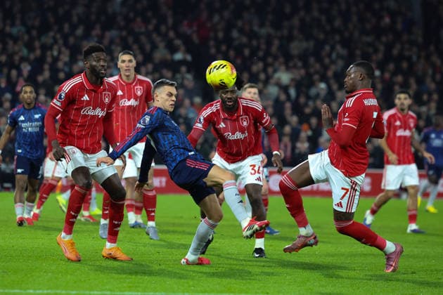 Nottingham Forest v Arsenal Premier League Leandro Trossard of Arsenal tries a shot at goal during the Premier League match at the City Ground, Nottingham 17 01 2026 UK Newspapers OUT Copyright: xAndyxSumnerx FIL-22829-0057